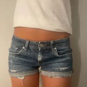 Säljer dras fina lågmidjade jeansshorts perfekta till sommaren!🙏🏻💕