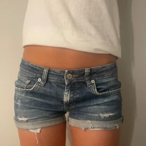Lågmidjade jeansshorts! - Säljer dras fina lågmidjade jeansshorts perfekta till sommaren!🙏🏻💕