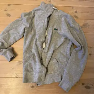 Skön Lacoste hoodie säljer för använder knappt den