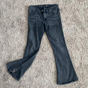 Super coola Low Rise Vintage svarta jeans med leopard detalj! Köpte dem vintage. Så trendiga och världens coolaste leopard tryck! Köpte de för 500kr, använda 1-2 gånger!🐆😎Priset kan diskuteras vid snabb affär! 