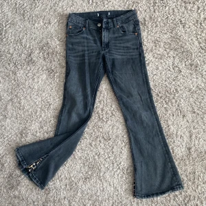 Vintage Low Rise Bootcut Jeans - Super coola Low Rise Vintage svarta jeans med leopard detalj! Köpte dem vintage. Så trendiga och världens coolaste leopard tryck! Köpte de för 500kr, använda 1-2 gånger!🐆😎Priset kan diskuteras vid snabb affär! 