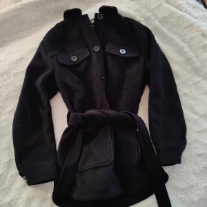 Svart jacka - Lite fel säsong möjligtvis men en jäättefin jacka från & Other Stories. I ull men lite tunnare. Passar perfekt vid kallare kvällar. Storlek XS. Aldrig använd 💞