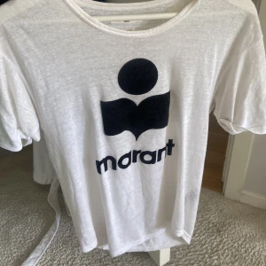 Isabell marant t-shirt - Jag säljer min isabell Marant t-shirt eftersom jag inte får någon användning av den. Den är i super skick🥰