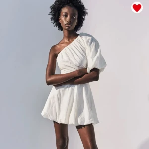 Klänning - Från H&M storlek 36, aldrig använd! Säljer svart!!!