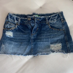 Jeanskjol - Jättefin jeans kjol med detaljer.  Säljer då den är för stor, aldrig använd  Storlek: S  Midjemått: 38x2