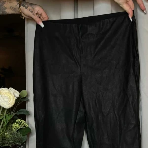 Svarta faux skinnbyxor  - Skitsnygga men tyvärr förstora för mig.  Svarta fauxleather byxor från Kappahl. Helt nya med lappar kvar.