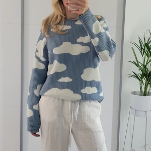Söt sweatshirt med moln - Säljer min sköna stickade sweatshirt från ASOS med söta moln på. Tjock och varm tröja med fina färger.  Hör av dig om du har frågor!