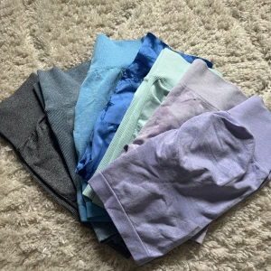 Träningsshorts, träningstights - 6 st Träningsshorts och 1 par träningstights säljs som ett flerpack. Alla i storlek L (passar M/L) med scrunch bak. I fint skick men köpta från SHEIN säljer därför billigt. 