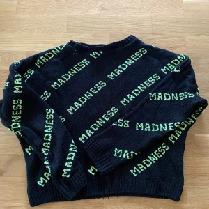 Tröja - Tröja, svart/grön Bra kvalité  Frakten ingår i priset  Storlek S