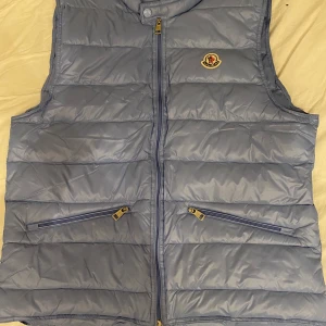 Moncler GUI - Moncler GUI väst 9,5/10 skick nästan helt ny allt tillkommer og+fysiskt kvitto, sjukt laidback och grish till sommaren, färgen alla vill åt till en schöön sommar look.  