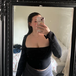 Tröja med slits - Jättesöt tröja men som tyvärr inte kommer till användning💕 Den är i storlek M. Nypris 260kr säljer för 180💗