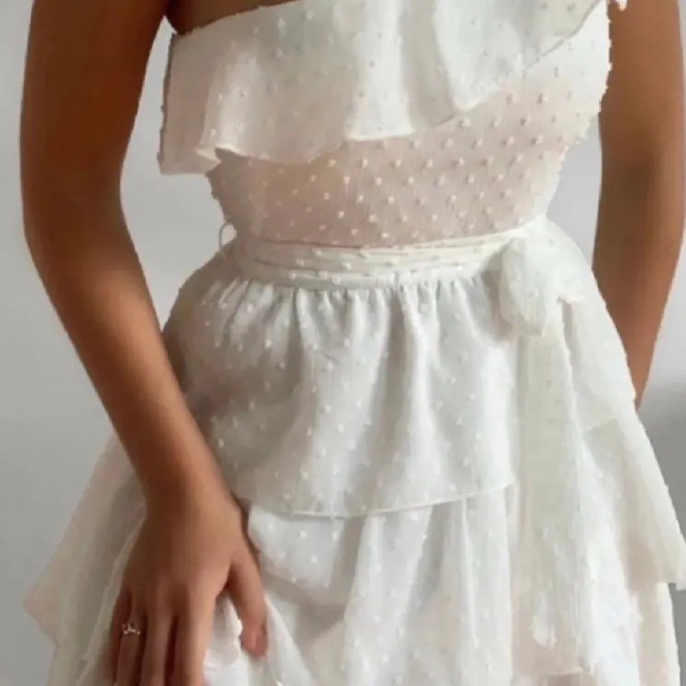 Säljer denna klänning köpt för 599kr säljer för 300kr endast använd på konfirmation❤️❤️. Klänningar.