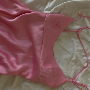 Zara Klänning - Säljer nu min superfina sidenklänning från Zara! Den har dock lyckats få några fläckar som jag inte har tvättat ur. 