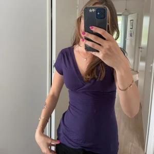 Lila topp - Jättefin v-ringad topp med knyte där bak! Passar storlek S-M!💜