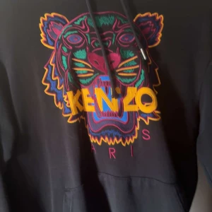 Kenzo tröja  - Storlek s men passar även M , den går att töja i materialet . Har tagit väl hand om den,inga hål eller märken som ny 