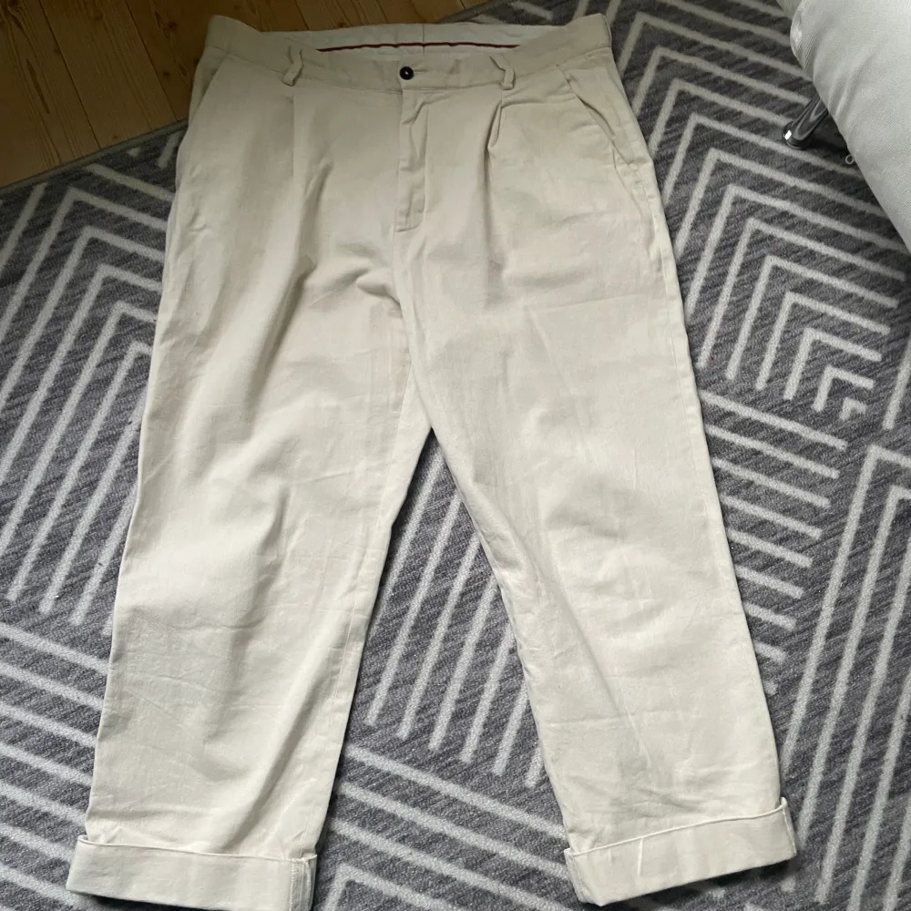 Raka samt tjocka gräddvita kostymbyxor från zara Mycket bra skick - knappt använda Storlek - 44. Jeans & Byxor.