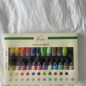 Akrylfärg - Akrylfärg i både basic och pastel färger. Använt den svarta,dem gröna samt grå färgerna 1 gång!! Alla andra är oanvända samt oöppnade.🌸🌸🦋