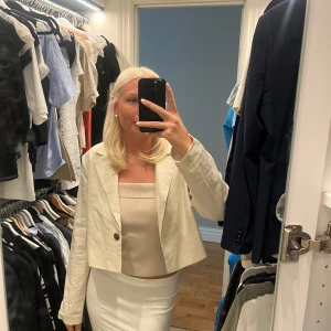 Croppad linnekavaj  - Säljer denna croppade linnekavaj från Gina. Aldrig använd. Nypris 599:- säljer för 200