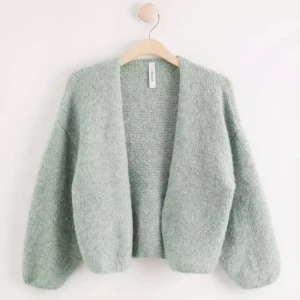 Stickad kofta - En grön stickad kofta från Lindex. Använd 1 gång. Super fin till sommaren💚