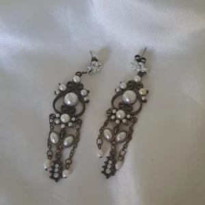 Äldre örhängen  - Missfärgad på ngn pärla. Annars fina. Pris är diskuterbart 😊💗