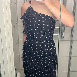 Prickig klänning  - Prickig lång klänning från Zara med slits, har endast använt en gång. Kontakta för fler bilder. 