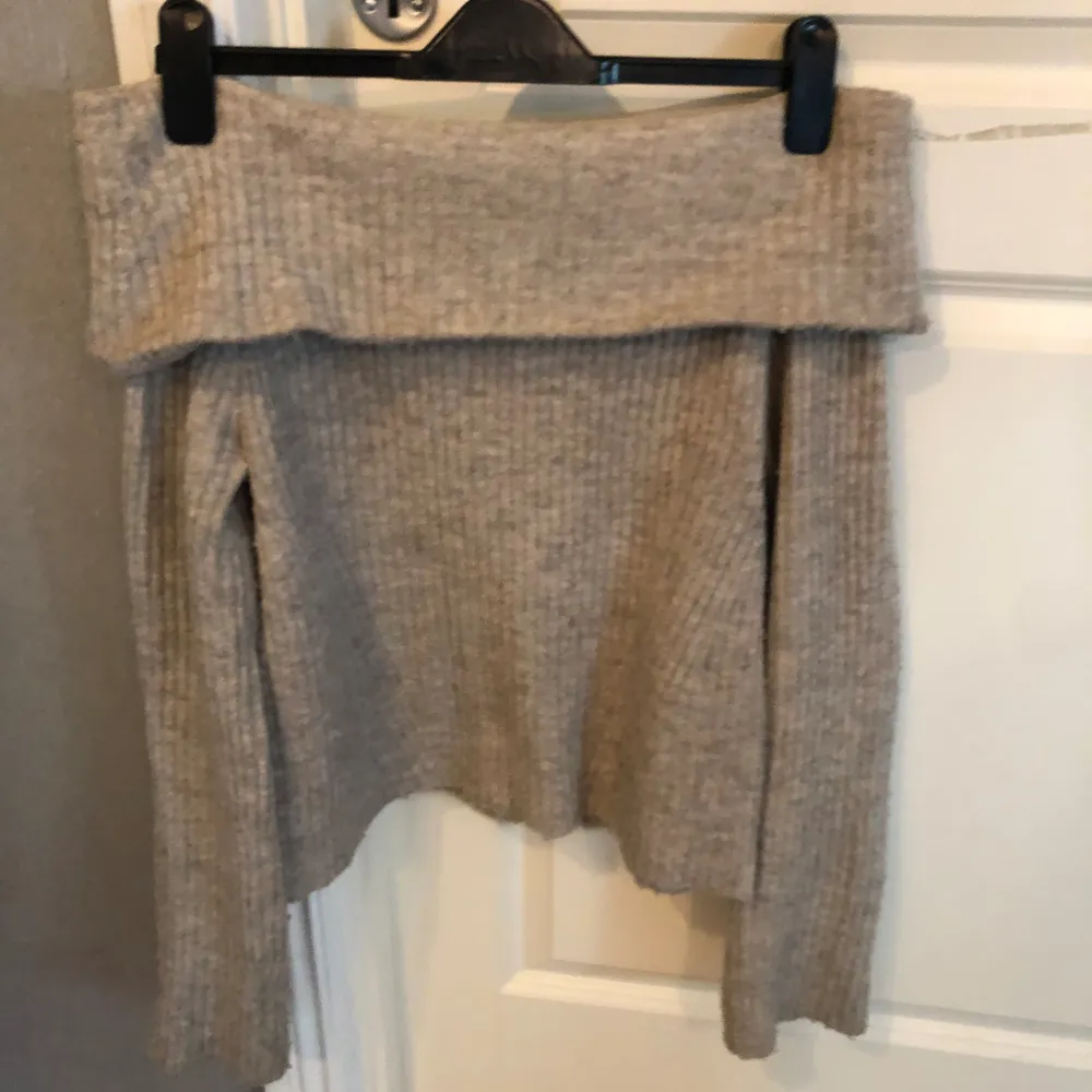 Jätte fin och mysig stickad offshoulder tröja från H&M i storlek M, fast jag skulle säga att den passar S också.  Knappt använd så inget slitage eller liknande💗. Stickat.