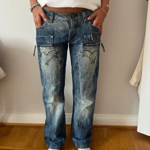 Coola jeansen med detaljer!  - Coola jeans i nyskick med detaljer såsom dragkedjor! 