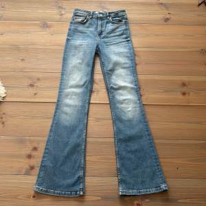 Flared jeans från Zara i storlek 26-27 (passar 158-164) aldrig använda 💞