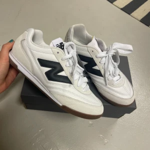 New Balance RC42 - Helt oanvända New Balance RC42 Nypris 1150kr Jag upplever att dem är ganska små i storleken, jag är vanligtvis 39