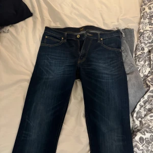 Lee Jeans - Slimfit byxor i otroligt fint skick. Storlek 32/32.