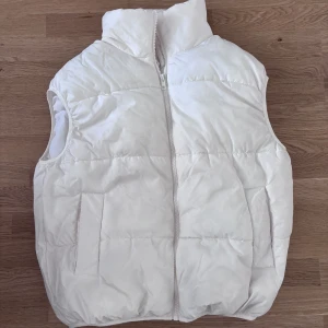 Vit väst🤍 - Vit fluffig och oversized väst från HM🤍fåtal gånger använd men en fläck vid fickan på västen 