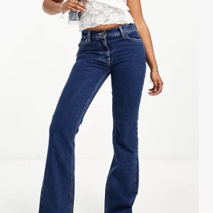 Blåa utsvängda jeans - Blåa utsvängda och medelhöga jeans utan stretch och ljusa sömmar🤠 aldrig använda!! Storlek 34 och längd 32 (M-L)