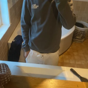 North face  - Säljer nu min fräscha North face sweatshirt som jag inte känner passar min stil längre. Inte vart till användning så mycket och finns inget som tyder på användning.  Köpte för 800 på North face hemsida och säljer för 400 men pris kan diskuteras.