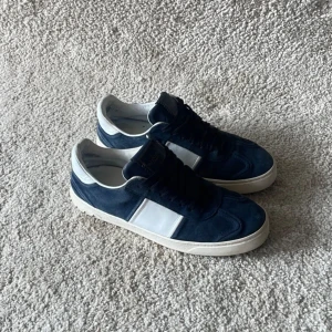 valentino fly crews  - ett par riktigt snygga valentinos i bra skick! söker helst byte men kan också ta pengar