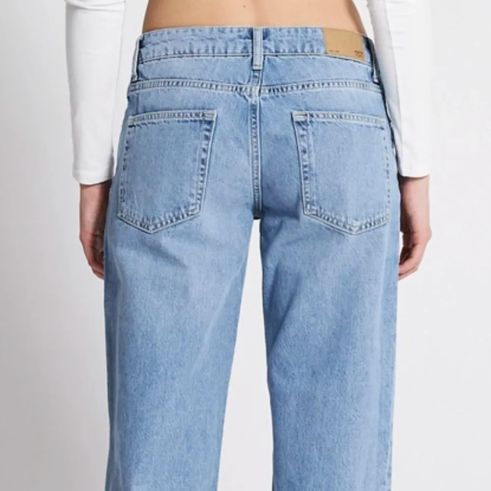 Jag säljer mina lågmidjade jeans som är köpta från lager 157 eftersom att jag tycker att de är för långa för mig, jag är 160. De är i storlek xxs men sitter som xs/s. Använda fåtal gånger. Köparen står för frakt. Inga defekter. Orginal pris: 400kr. Jeans & Byxor.