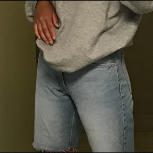Jeans Shorts  - Säljer dessa högmidjade lite längre shorts från Zara. Välanvända men i bra skick. 💚
