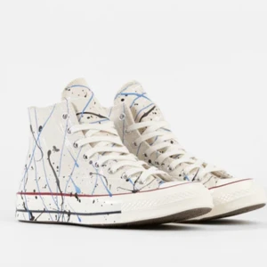 Converse  - Sjukt coola converse! Använda tre gånger. Betalade runt 1200kr för dem ☺️☺️