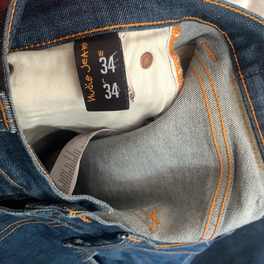 Säljer nu ett par nudie jeans i nyskick. Nästan aldrig använda fast sitter jätte fint👍🏽 Hör av dig för fler frågor!!. Jeans & Byxor.