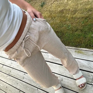 Beige linnebyxor  - Beige linne byxor från design by si, säljer även i vit också! Byxorna är nästan helt oanvända och har inga defekter💕