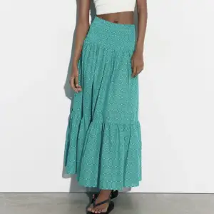 Zara lång kjol i nyskick! Ungefär använd 2 gånger, inga defekter! Om du har intresse tveka inte att höra an dig!💕