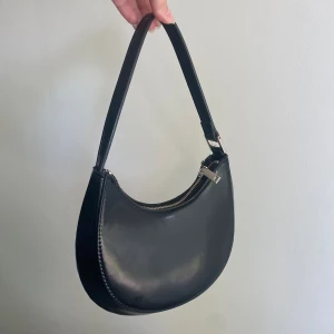 Väska - flitigt använd men i bra skick! Endast spännet som är aningen slitet (se sista bilden) 💓