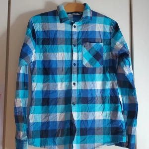 Rutig skjorta  - Fin tunn skjorta i fint skick från H&M, smal modell