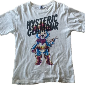 Hysteric Glamour T-shirt - 8/10 kondition; har bara en repair på framsidan. Riktigt vintage, helt äkta! Vid några frågor tveka inte med att skicka meddelande! Pris kan sänkas vid snabbt köp. XS men passar absolut S. 📢😊