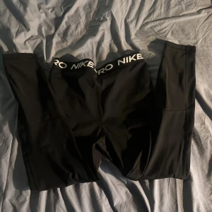 Nike PRO tights  - Säljer dessa Nike PRO tightsen i storlek M då de är lite för långa. Aldrig använda. Nypris 500kr