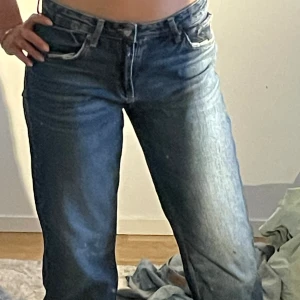 Zara jeans - Säljer dessa baggy, midwaist jeans från zara i storlek 40 ( passar som en 38 )🪽