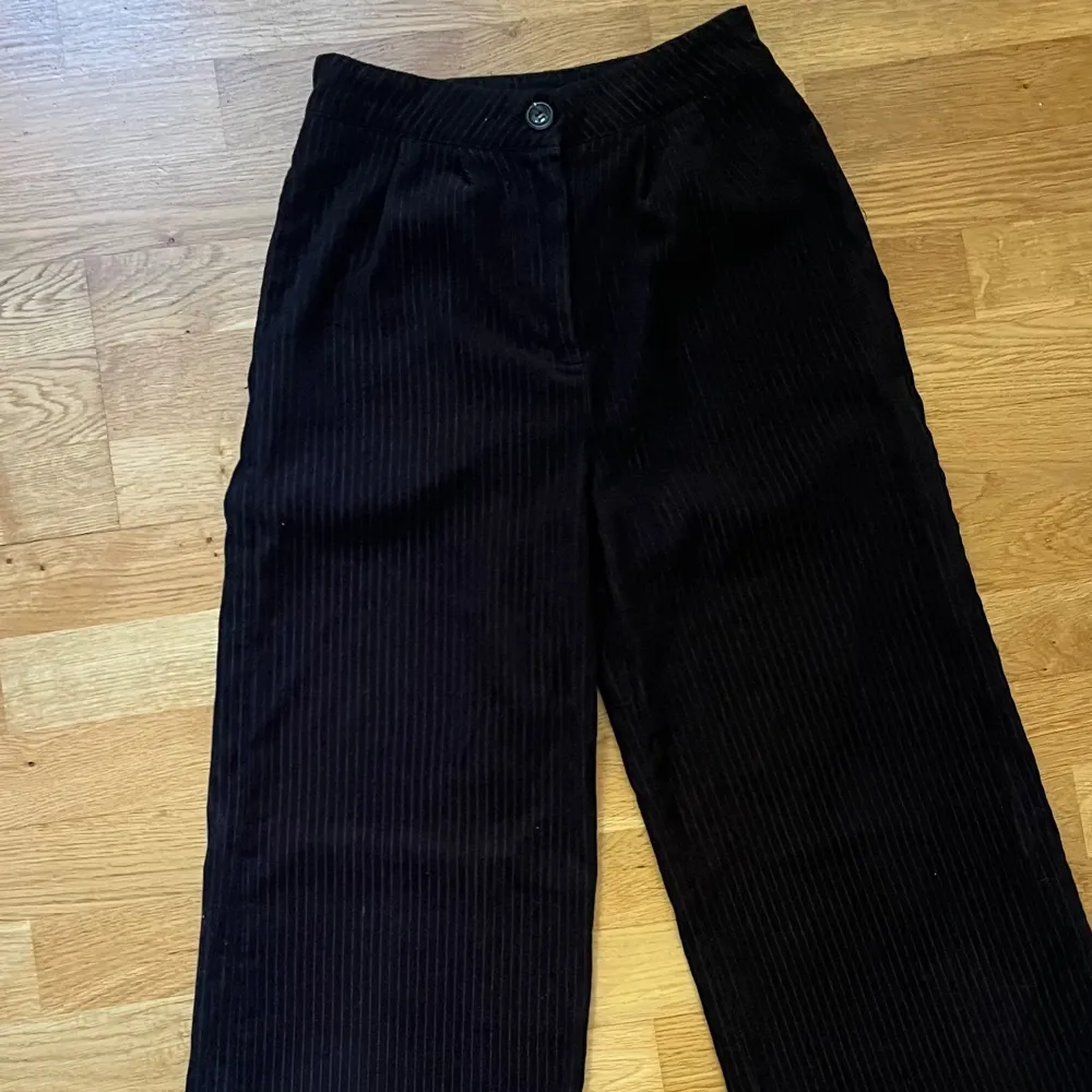 Ribbade svarta kostymbyxor i storlek XS wide leg (långa i benen). Jeans & Byxor.