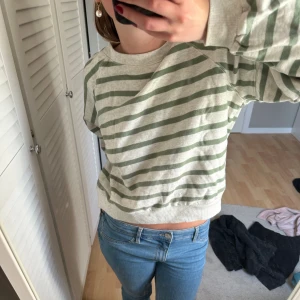 Superfin tjocktröja i fina färger! - Superskön tröja i nyskick! Sitter jättebra och passar till det mesta, superfin till vardags. 