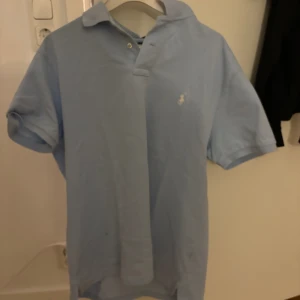 Ralph Lauren piké  - En fin pikétröja som passar perfekt till sommaren dock är den inte min stil då jag föredrar andra typer av kläder därav säljer jag den