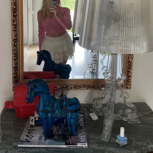 Vit volang kjol - Vit volangkjol i storlek M. Andvönd ett fåtal gånger, nypris ör runt 600kr🩷