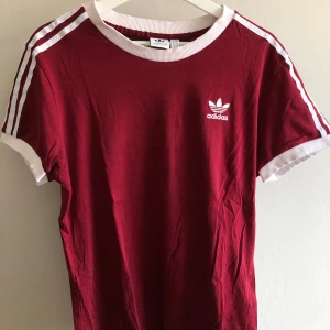Adidas t-shirt - Adidas t-shirt i strl. M. Använd ett fåtal gånger men har en ljusare fläck på mudden (se bild). 